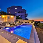 Luxury 2 Etage With Private Heated Pool *