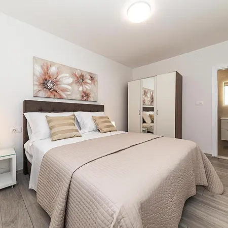 Luxury 2 Etage With Private Heated Pool 罗戈兹尼察