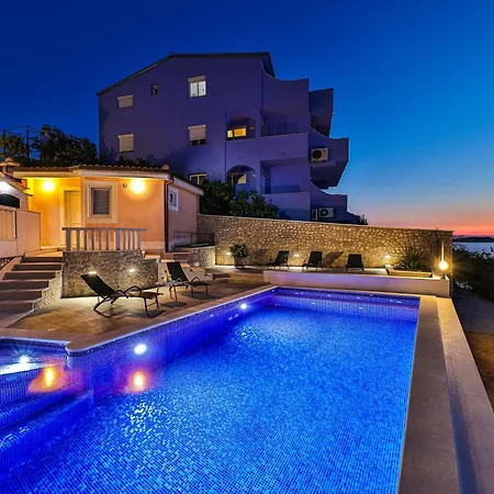Luxury 2 Etage With Private Heated Pool 로고즈니차